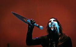 Video: la escena recayó en Marilyn Manson durante el concierto